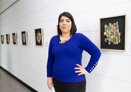 La exposición, que consta de 15 cuadros con obras de arte cerámico elaborados por Beatriz Parra Thompson está abierta a todo público, de lunes a viernes en horario de 9 a.m. a 5 de la tarde. (Foto: Andrea Jiménez, CU)