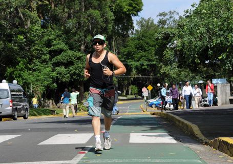 Hombre corriendo por la milla universitaria en la Sede Rodrigo Facio.