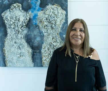 La artista Carmen Siliézar Solano junto a su obra Burda. (Foto: Andrea Jiménez, CU)