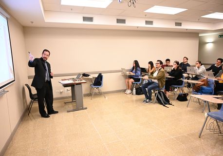 La Vicerrectoría de Docencia deberá hacer los ajustes necesarios y actualizar integralmente este instrumento, al menos cada cinco años de conformidad con las necesidades de la Institución.(Fotografía: Laura Rodríguez, OCI)