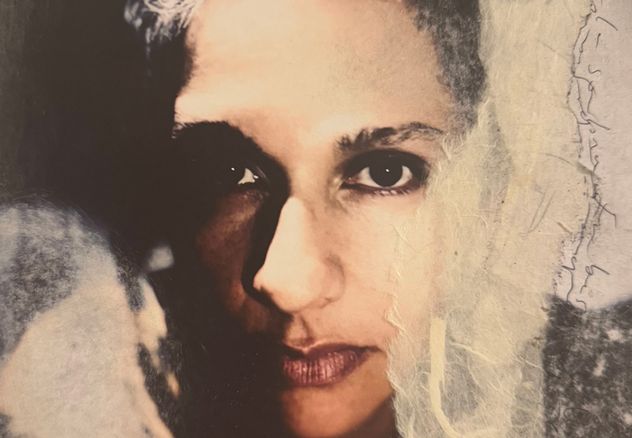 La artista Yula J. Cambronero-Bonilla ha mantenido el interés por el autorretrato, pasando del rasgo físico al psicológico o emocional, hace ya más de 20 años. La exposición estará abierta hasta el 20 de agosto. (Fotos cortesía de la artista)