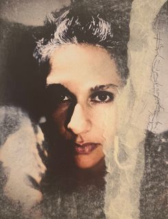 La artista Yula J. Cambronero-Bonilla ha mantenido el interés por el autorretrato, pasando del rasgo físico al psicológico o emocional, hace ya más de 20 años. La exposición estará abierta hasta el 20 de agosto. (Foto: cortesía de la artista)