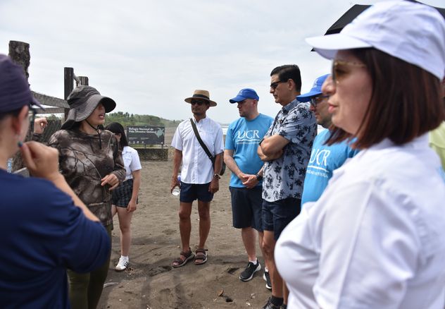 Durante su visita hicieron un recorrido por la playa. Esta joya guanacaste es todo un espectáculo visual; por sus características geográficas, físicas y ecológicas, Ostional representa un ecosistema único a nivel mundial para el estudio de las tortugas marinas, pues además de la lora, llegan la baula y carey de forma esporádica. Un laboratorio vivo de valor incalculable para la Universidad de Costa Rica. (Foto: Andrea Jiménez, CU)