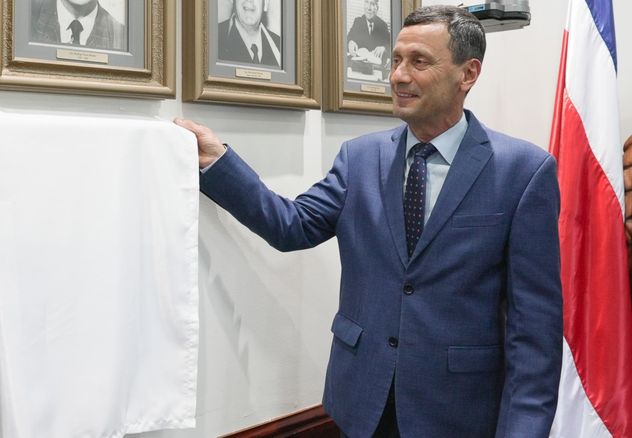 Durante la actividad, se destacó el aporte de Gutiérrez Espeleta en la defensa de la educación superior pública, la autonomía universitaria, el financiamiento estatal y su trayectoria de más de 34 años de servicio en la docencia, la investigación y la acción social.