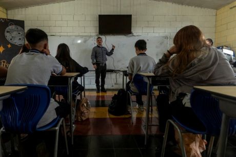 Según el análisis de la Institución, inhibir el debate científico y humanista en las aulas por temor a eventuales sanciones termina por empobrecer el proceso educativo y debilitar el Estado social de derecho. (Foto con fines ilustrativos, cortesía Semanario Universidad)