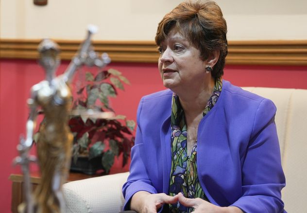 La decisión de otorgar este reconocimiento a Eugenia Zamora fue unánime, la comisión dictaminadora valoró especialmente su capacidad de traducir principios jurídicos en transformaciones concretas para la sociedad costarricense. (Foto: Andrea Jiménez, CU)
