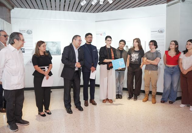 La exposición: Recorrido. Una Mirada, del artista Manuel Rojas Bolaños fue inaugurada el martes 3 de setiembre y contó con la participación de miembros del Consejo Universitario. (Foto: Andrea Jiménez, CU)